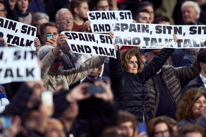 Espectadores del Camp Nou muestran letreros de «Spain, Sit and Talk» durante el partido de Champions contra el Slavia de Praga.