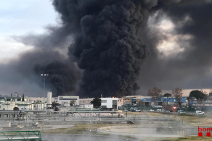 Pla general de l'incendi d'una nau industrial a Montornès del Vallès l'11 de desembre de 2019.
