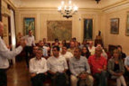 Los alcaldes de municipios taurinos reunidos en la sala de plenos del Ayuntamiento de Amposta.