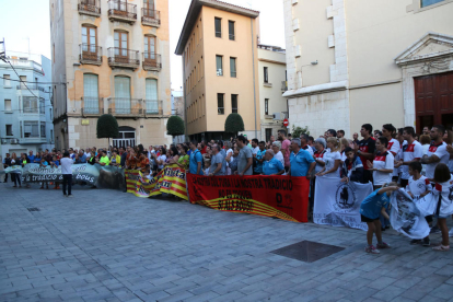 La concentración de aficionados taurinos delante de el Ayuntamiento de Amposta durante la reunión de los alcaldes.