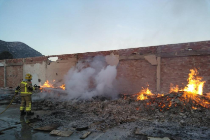 Imagen del incendio en la antigua granja de pollos de Alcover.