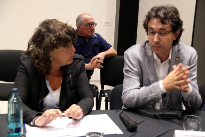 Pla mitjà de la consellera d'Agricultura, Teresa Jordà, i l'alcalde de Flix, Francesc Barbero.
