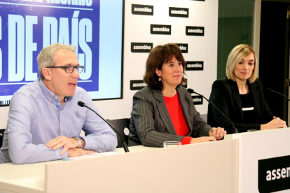 Elisenda Palouzié, David Fernández i Sílvia Cubo, durant la presentació d'Anem per feina.