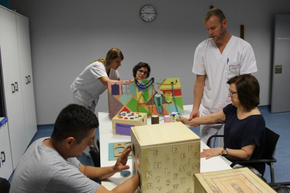 Imagen de los pacientes del Joan XXIII haciendo uso del material construido por los alumnos de la URV.