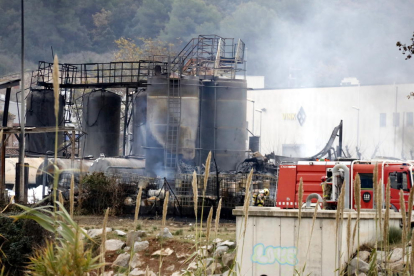Imatge dels bombers a la zona de l'incendi que ha afectat una fàbrica de Montornès del Vallès