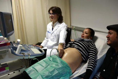 Una dona embarassada es fa una ecografia en una consulta ginecològica de l'Hospital Vall d'Hebron