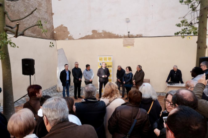El alcalde de Reus, Carles Pellicer, acompañado de la concejala de Participación, Ciudadanía y Transparencia, Montserrat Flores, y otros miembros del consistorio.
