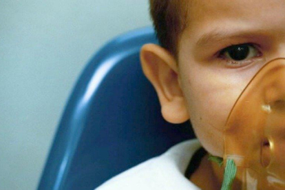 Imagen de archivo de un niño con la mascarilla de oxígeno