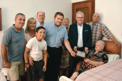 El alcalde, Pere Granados, con la mujer homenajeada y su familia en su residencia.