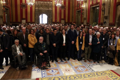 Els familiars dels líders independentistes i dels alcaldes, encapçalats per l'alcaldessa de Barcelona, Ada Colau, i el president de l'ACM, David Saldoni, al Saló de Cent de l'Ajuntament.