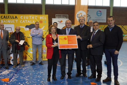 L'alcalde, Carles Pellicer, i el regidor d'Esports, Jordi Cervera, agafant el relleu.
