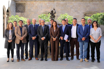 El president de la Generalitat, Quim Torra, i la portaveu del Govern, Meritxell Budó, amb els alcaldes de la Terra Alta.