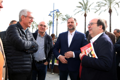 El ministre de Foment, José Luís Ábalos; l'alcalde de Tarragona, Josep F. Ballesteros; i el primer secretari del PSC, Miquel Iceta, a la seva arribada a l'acte polític celebrat a Tarragona.