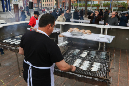 Diversos cuiners preparen la sardinada popular organitzada per la Lliga Contra el Càncer.