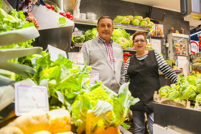 Andreu J. Vila y su mujer Manoli Rodríguez en el puesto del Mercado de Tarragona.