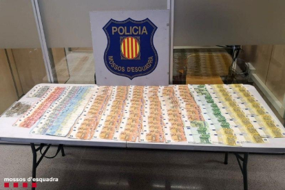 Imagen de los más de 10.000 euros intervenidos a un clan que vendía droga en la Pineda, encima de una mesa.