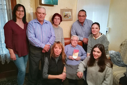 Fotografía de familia durante el acto de homenaje de la centenaria Teresa Subirats.