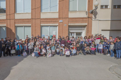 Foto de família de l'acte de benvinguda als nens i nenes nascuts el 2018 a Constantí.