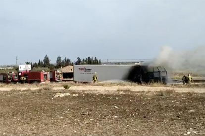La cabina de un camión se ha incendiado en l'Aldea, en la N-340.