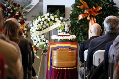 El fèretre de Neus Català, en el funeral celebrat al Tanatori de Móra la Nova.