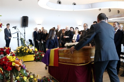 Entrada del fèretre de Neus Català a la sala del Tanatori de Móra la Nova on s'ha celebrat el seu funeral, amb el president de la Generalitat, Quim Torra, i els fills de Català al fons.