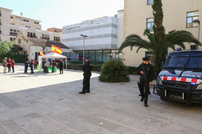 Imatge d'agents dels Mossos d'Esquadra desplegats al carrer Sant Joan de Reus, on s'ha instal·lat una taula informativa de Vox.