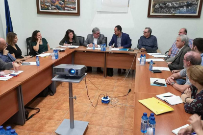 Imatge de la reunió dels alcaldes del Baix Ebre.
