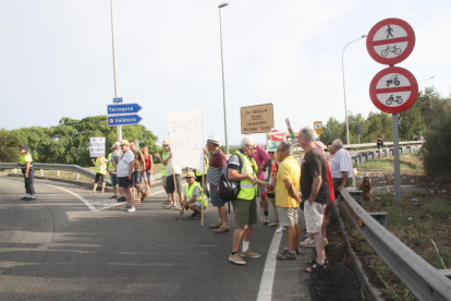 Pla general dels manifestants tallant l'accés a l'autopista AP-7 a l'alçada de Torredembarra en sentit sud. Foto de l'1 d'agost del 2019 (Horitzontal).