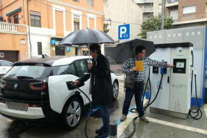 Els vehicles elèctrics donats d'alta en qualsevol municipi de Catalunya poden utilitzar aquest punt de recàrrega.