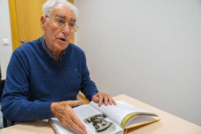 Joan Gran Vila con un libro con la historia de la centenaria Vuelta Ciclista a Cataluña.