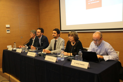 Imatge del conseller de Territori i Sostenibilitat, Damià Calvet, i dels responsables que han participat en la sisena edició de la Taula de la Qualitat de l'Aire del Camp de Tarragona, a Vila-seca.