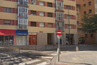 El fuego se ha producido en el número 2 de la calle Bernat de Cabrera.