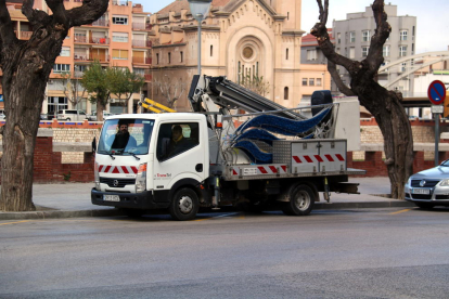 Plano general del camión del Ayuntamiento de Tortosa que ha cargado el cartel luminoso que ha caído por el viento.