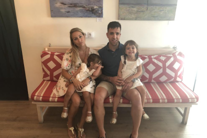 La Laia Barceló amb les seves filles i el seu marit a la seva casa de Lisboa, on viuen ara.