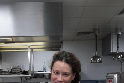 La Raquel a la cuina del restaurant d'Edimburg on treballa.