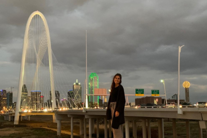 Rivas con la skyline de Dallas, la ciudad donde trabaja de maestra.