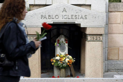 La tumba del fundador del PSOE, Pablo Iglesias, en el cementerio de la Almudena de Madrid.