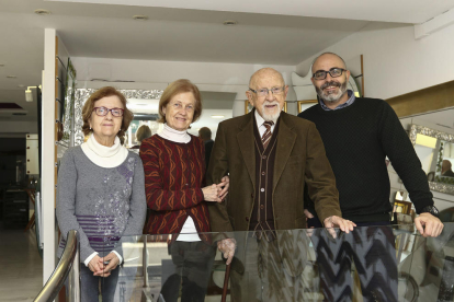 Gerard Sanromà, a la derecha, con su abuelo Isaac y las tías abuelas Maria Isabel i Josefina.