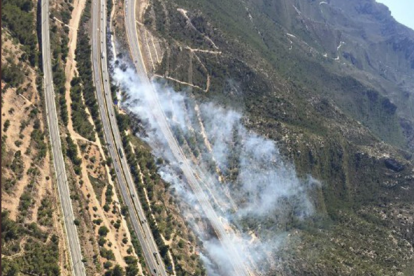 Imatge de l'incendi a l'AP-7.