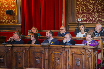Concejales del gobierno y de los grupos de la oposición de ERC, la CUP e ICV, en la sesión de ayer.