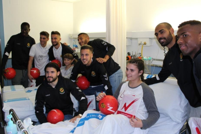 Imagen de la visita de los jugadores del Nàstic durante la Navidad del 2018