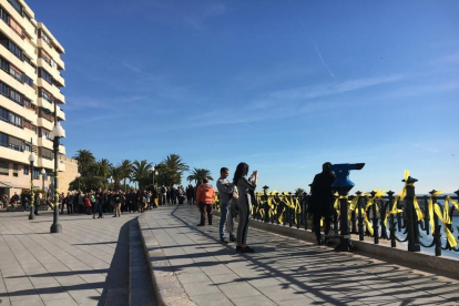 Imagen de lazos amarillos en el Balcó del Mediterrani.