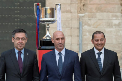 El presidente del FC Barcelona, Josep María Bartomeu, el presidente de la Federación Española de Fútbol, Luis Rubiales, y el presidente del Valencia, Anil Murthy.