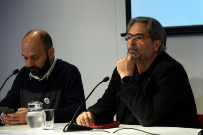 Roda de premsa de l'Associació de Foment de la Caixa de Solidaritat al Col·legi de Periodistes amb Ernest Benach i Marcel Mauri.