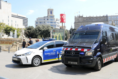 Imatge d'arxiu de vehicles policials davant un accés al metro de Barcelona.