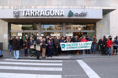 Els manifestants que han participat en la protesta per denunciar el desmantellament de la via de la costa Salou- Cambrils que s'ha fet davant de l'estació de Tarragona.