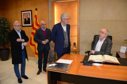 El conseller Bargalló a l'Ajuntament de Tarragona junt a l'alcalde, Josep Fèlix Ballesteros, el delegat del Govern a Tarragona, Òscar Peris, i el director dels Serveis Territorials d'Educació a Tarragona, Jean-Marc Segarra.
