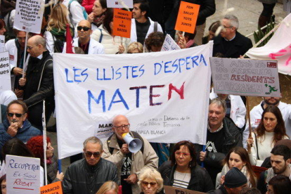 Primer pla d'una pancarta reivindicativa en la manifestació de la sanitat concertada de Terrassa el 30 de novembre de 2018.