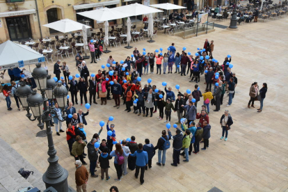 Imatge de la celebració del Dia Internacional de l'Autisme a la plaça de la Font.