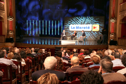 Imatge del presentador Josep Cuní; de l'Eva Ballvé, un dels testimonis de la Marató; i del doctor Antoni Riera de l'Hospital de Bellbitge, durant el programa al Teatre Fortuny a Reus.